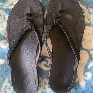 Great condition Olukai Slippers Size 6 Black